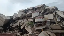 Colapsa puente que comunica Caraballeda con La Guaira tras sismo de este viernes
