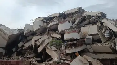 Colapsa puente que comunica Caraballeda con La Guaira tras sismo de este viernes Colapsa puente que comunica Caraballeda con La Guaira tras sismo de este viernes