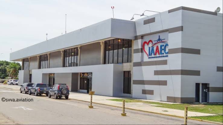 Líneas aéreas reanudan sus operaciones con Venezuela a través de Valencia tras cierre de Maiquetía Líneas aéreas reanudan sus operaciones con Venezuela a través de Valencia tras cierre de Maiquetía