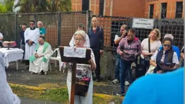 Feligresía de El Marqués celebra misa en la calle tras daños sufridos en la Iglesia San Juan Eudes