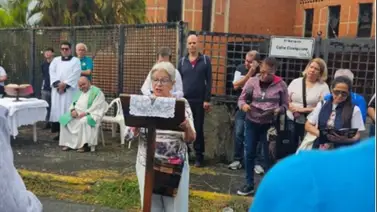 Feligresía de El Marqués celebra misa en la calle tras daños sufridos en la Iglesia San Juan Eudes Feligresía de El Marqués celebra misa en la calle tras daños sufridos en la Iglesia San Juan Eudes