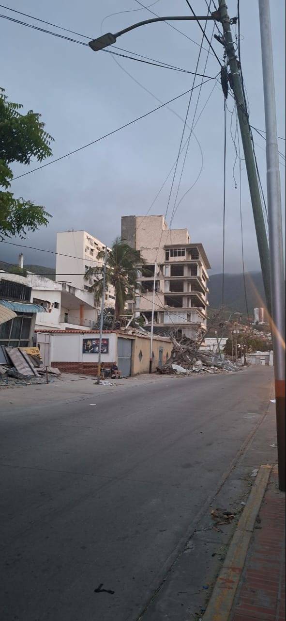 Hazaña en La Guaira: voluntarios rescatan a cuatro personas vivas de edificios Los Corales y Arichuna