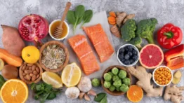 Estos son los alimentos más efectivos contra la retención de líquidos: tres opciones milagrosas, según los expertos