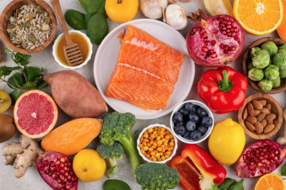 Estos son los alimentos más efectivos contra la retención de líquidos: tres opciones milagrosas, según los expertos