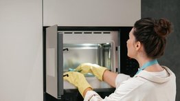 Si tienes vinagre en casa, posees un tesoro: expertos en limpieza explican cómo usarlo en la higiene de tu microondas