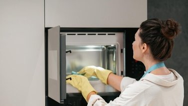 Si tienes vinagre en casa, posees un tesoro: expertos en limpieza explican cómo usarlo en la higiene de tu microondas