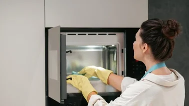 Si tienes vinagre en casa, posees un tesoro: expertos en limpieza explican cómo usarlo en la higiene de tu microondas