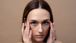 Este método natural es gratis y elimina las bolsas debajo de tus ojos: consejos de la Clínica Mayo para rejuvenecer tu rostro