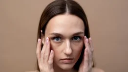 Este método natural es gratis y elimina las bolsas debajo de tus ojos: consejos de la Clínica Mayo para rejuvenecer tu rostro