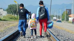 Cuatro niños migrantes buscan refugio en iglesia de Illinois tras recibir órdenes de deportación: cruzaron solos la frontera
