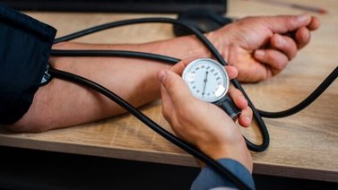 ¿Frío o calor? Esta es la temperatura que más afecta tu presión arterial: alerta de la Clínica Mayo