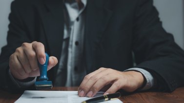 Nueva ley en Florida reduce atribuciones de notarios en asuntos migratorios: estas son las implicaciones