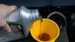 Anuncian recolección de aceite usado de vehículos en Caracas: buscan prevenir la contaminación del agua
