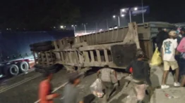 En video: reportan vuelco de gandola cargada de alimentos en la bajada de Tazón este 2 de julio