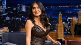 ¡Imperdible! Salma Hayek muestra su vida rural con gallinas incluidas