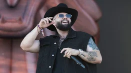 La presentación de Carín León que preocupa a los fans: critican su estado durante show en Monterrey