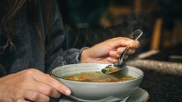 Las supersopas que fortalecen tu memoria: son las mejores para la salud de tu cerebro con sus nutrientes poderosos