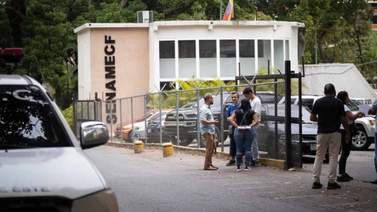 Hallan cadáver de una joven en la vía pública: vestía jean azul y suéter vinotinto