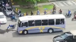 En video: sancionan a tres personas por realizar maniobras no autorizadas con una encava durante caravana fúnebre