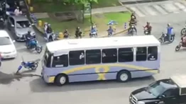 En video: sancionan a tres personas por realizar maniobras no autorizadas con una encava durante caravana fúnebre