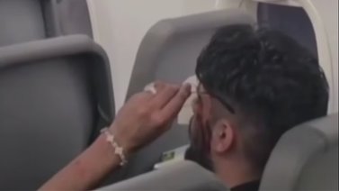 Joven intentó estrangular a un pasajero en pleno vuelo por “interrumpirle su meditación”