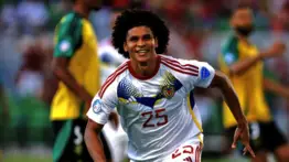 El delantero Eduard Bello le da la bienvenida a su hija: estas son las primeras fotografías de la pequeña