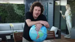 Expulsan a Luisito Comunica de una marcha contra la gentrificación en CDMX: Eres parte del problema