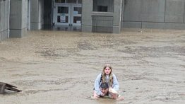 “No me iba a quedar sentado esperando el rescate”: padre se lanza al agua para salvar a su hija durante inundación en Texas
