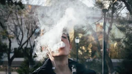 ¡Malas noticias para fumadores y vapeadores! Suben precios en Chicago: estas regulaciones disparan los costos