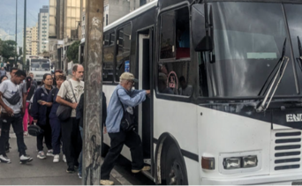 Chofer de autobús sufre un infarto y choca contra una vivienda en Caracas: una tubería de gas resultó afectada
