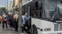 Chofer de autobús sufre un infarto y choca contra una vivienda en Caracas: una tubería de gas resultó afectada