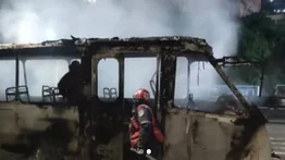 Reportan incendio de un vehículo de transporte público en Coche: hubo un lesionado