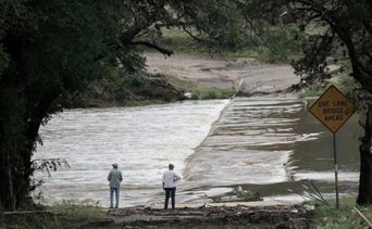 Hallan los cuerpos de dos hermanas tras inundaciones en Texas: tenían sus manos entrelazadas