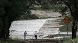 Hallan los cuerpos de dos hermanas tras inundaciones en Texas: tenían sus manos entrelazadas