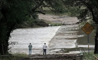 Hallan los cuerpos de dos hermanas tras inundaciones en Texas: tenían sus manos entrelazadas