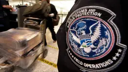 Revisiones sin orden judicial en aeropuertos de Estados Unidos: lo que la ley permite y tú debes saber 