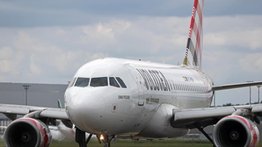 Hombre muere tras ser succionado por la turbina de un avión: ingresó a la pista segundos antes del despegue