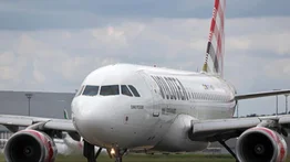Hombre muere tras ser succionado por la turbina de un avión: ingresó a la pista segundos antes del despegue