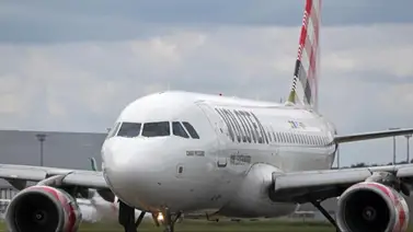 Hombre muere tras ser succionado por la turbina de un avión: ingresó a la pista segundos antes del despegue Hombre muere tras ser succionado por la turbina de un avión: ingresó a la pista segundos antes del despegue