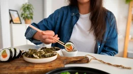 ¡Y no es el sushi! El milagroso menú japonés que cura tu cerebro y da paz emocional: en el mar está la clave