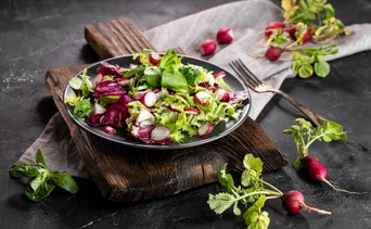 Es un excelente digestivo y diurético natural: la hortaliza muy popular en tus ensaladas que tiene gran poder depurativo