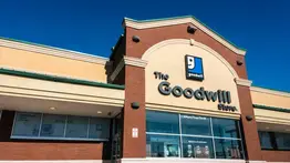 Hallan un cadáver entre artículos donados en California: fue reportado frente a una tienda Goodwill