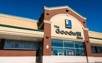 Hallan un cadáver entre artículos donados en California: fue reportado frente a una tienda Goodwill