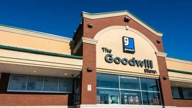 Hallan un cadáver entre artículos donados en California: fue reportado frente a una tienda Goodwill