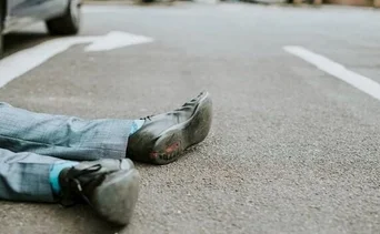 Motorizado escapa tras arrollar a un hombre de 90 años: el abuelo fallece en un hospital