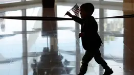 ¡Frenan a Trump! Bloquean orden para quitar nacionalidad por nacimiento 