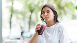 La popular fruta de hueso que fortalece tus huesos: prepara este milagroso licuado con muchos antioxidantes