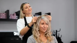 ¡Efectivo y económico! Despídete de las canas en menos de 24 horas con este tinte casero