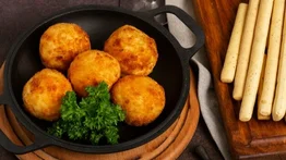 15 minutos y sin horno: así se preparan unas fáciles papas rellenas