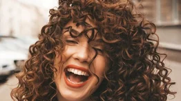 Hidrata, repara y moldea los rulos del cabello: este es el aceite milagroso que todo pelo rizado necesita